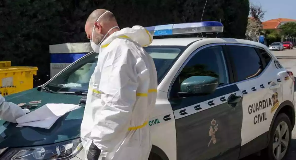Agents de la Guàrdia Civil abans de desinfectar una residència a Madrid
