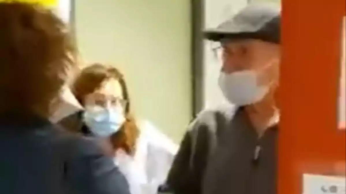 Captura del vídeo on un home de 86 anys curat de coronavirus a Madrid es retroba amb la família