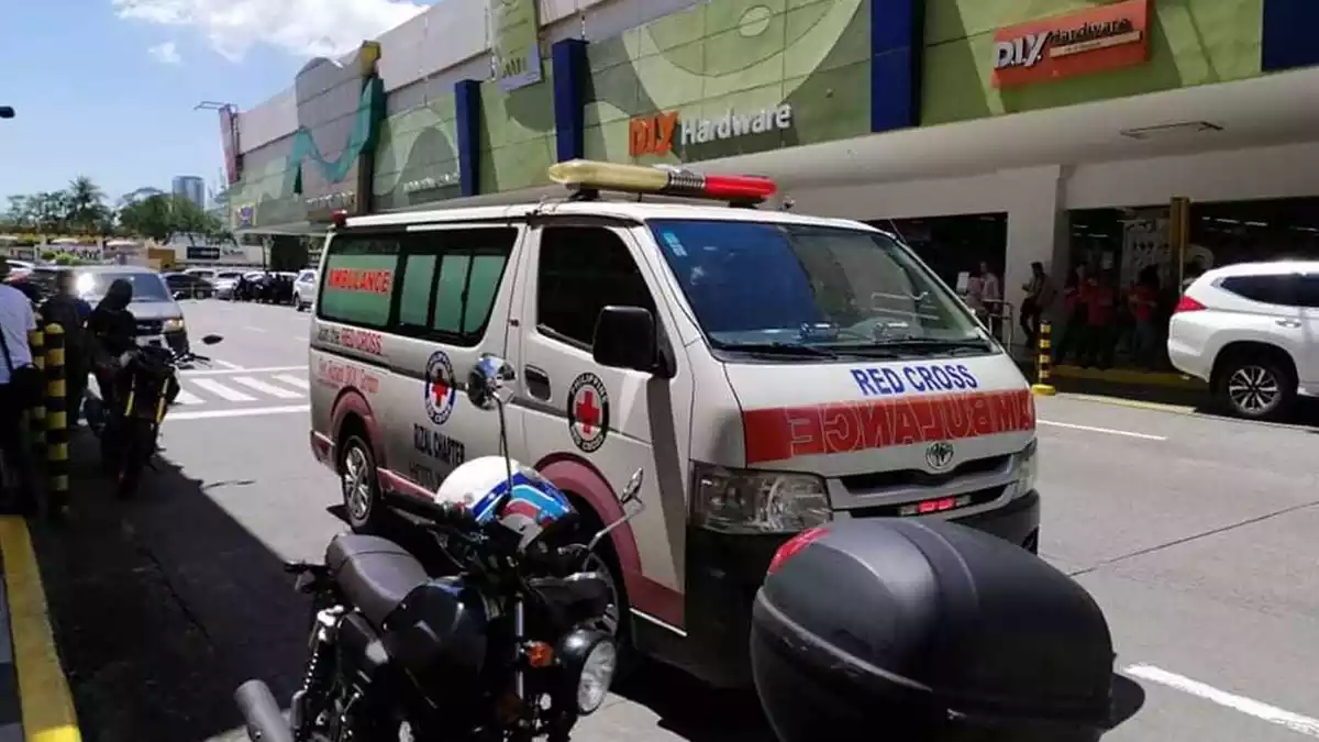 Una ambulància de la Creu Roja de Filipines davant un centre comercial