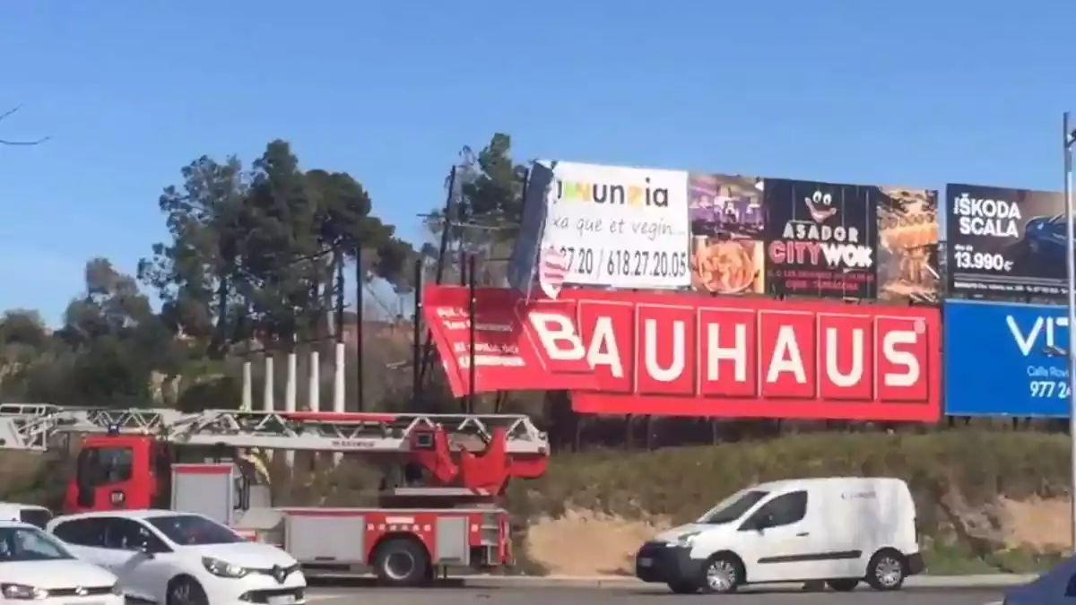 Imatge dels Bombers actuant en una tanca publicitària a punt de caure a Tarragona a causa del vent