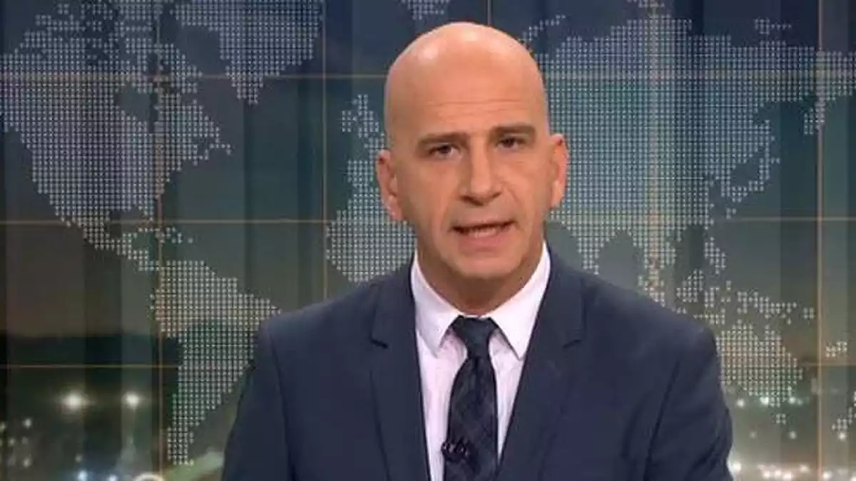 El periodista Xavi Coral durant un dels informatius de TV3