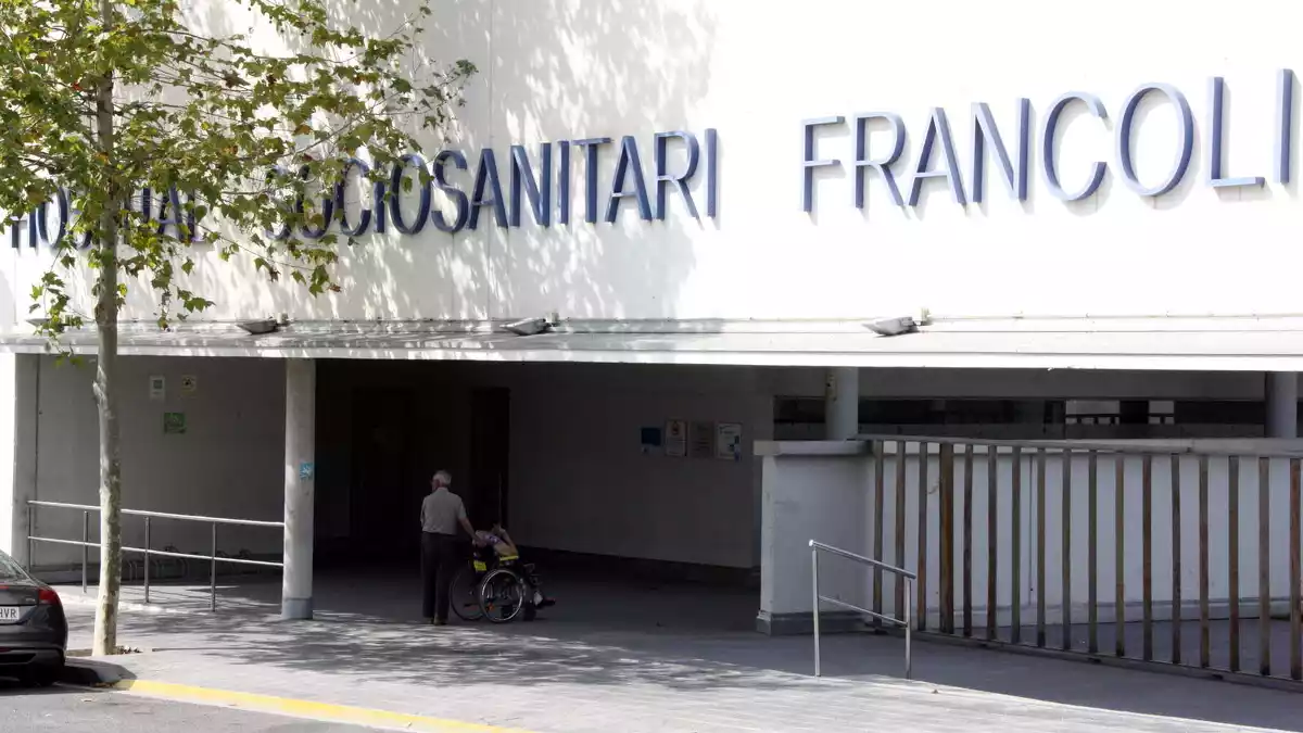 Pla obert d'una persona en cadira de rodes accedint al Sociosanitari Francolí de Tarragona
