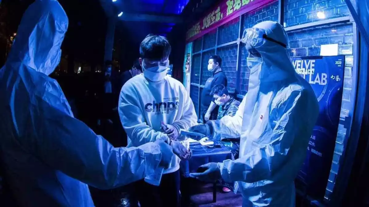 Sanitaris, entre ells personal espanyol, a una discoteca de la regió de Hunan realitzant proves als treballadors del local (15-04-2020)