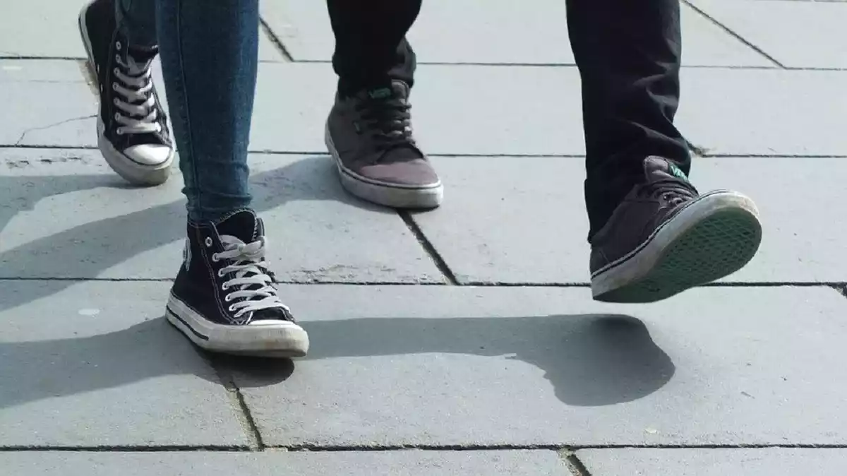 Los pies de dos personas paseando