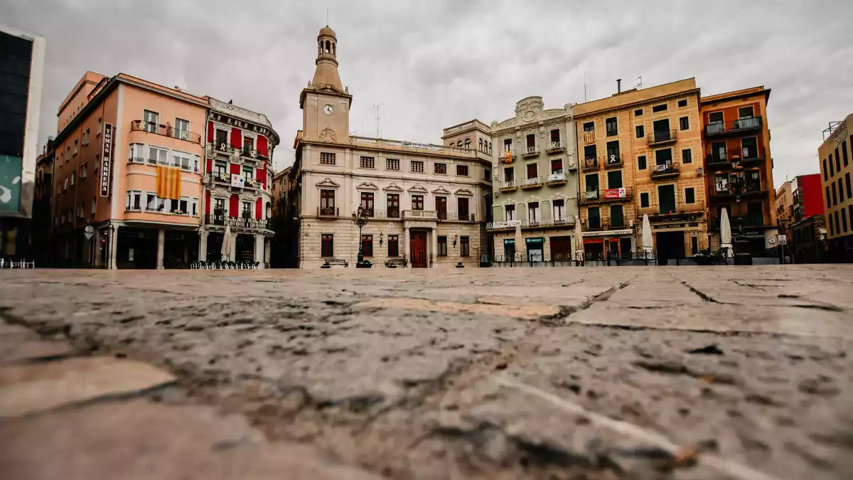 Plaça del Mercadal de Reus en primer pla, amb l'Ajuntament al fons