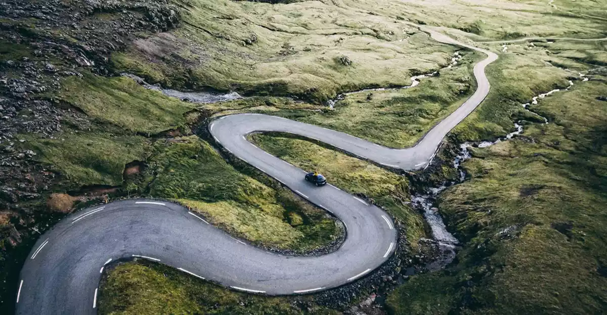 Imatge d'una carretera solitària amb un cotxe conduint