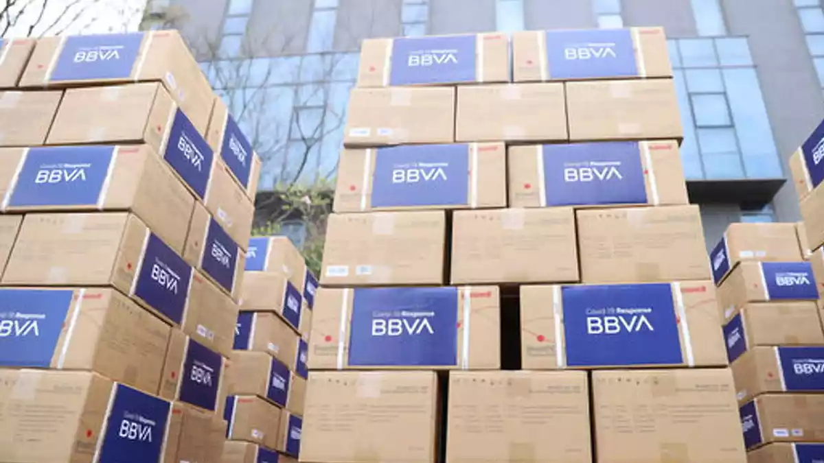 Caixes de cartró amb el logo de BBVA corresponents als respiradors donats a hospitals l'11 d'abril de 2020