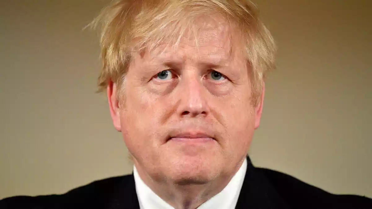 El primer ministre britànic Boris Johnson, en primer pla, el 6 d'abril de 2020