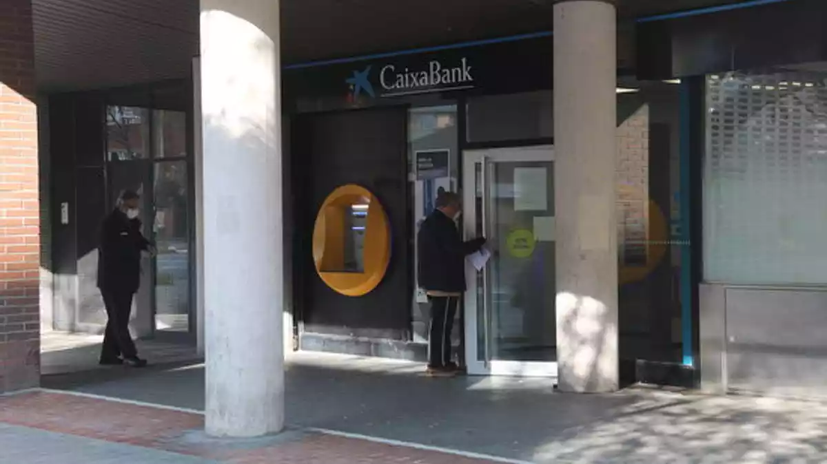 Exterior d'una oficina de CaixaBank a l'avinguda Icària de Barcelona, el 3 d'abril de 2020