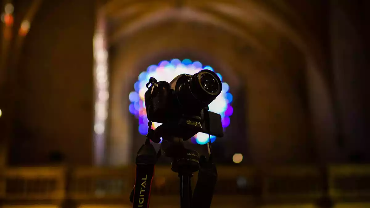 Imatge d'una càmera de fotos amb el rosetó de la Prioral de Sant Pere al fons