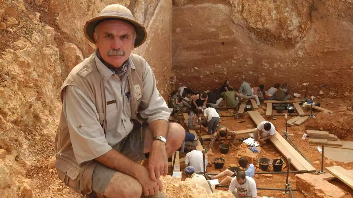 El paleontòleg Eudald Carbonell, en un jaciment d'arqueologia