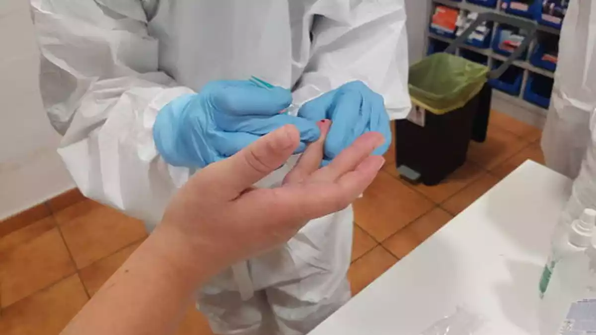 Un profesional sanitari extreu una mostra de sang per una prova per detectar coronavirus a una residència de la Pobla de Segur, el 13 d'abril de 2020