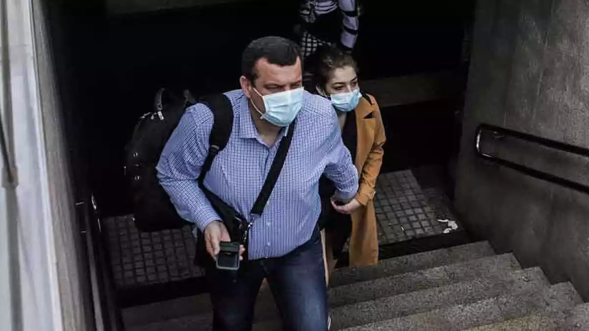 Persones amb mascareta sortit del metro de Barcelona