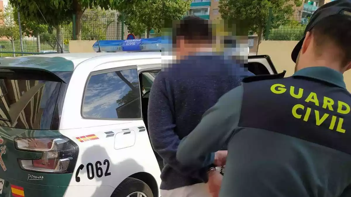 La Guàrdia Civil durant la detenció d'un venedor de droga a Torredembarra durant l'estat d'alarma