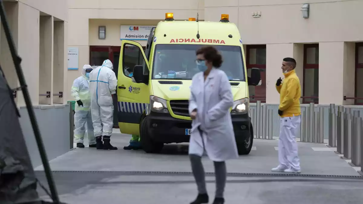 Personal sanitari de l’Hospital Gregorio Marañón de Madrid on s’està instal•lant un hospital de campanya (30-03-2020)