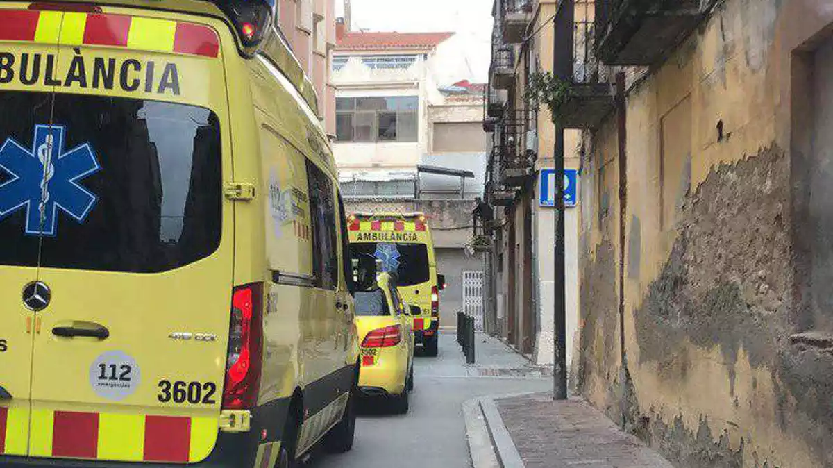 Dues ambulàncies i un cotxe del SEM al carrer del Sol de Reus