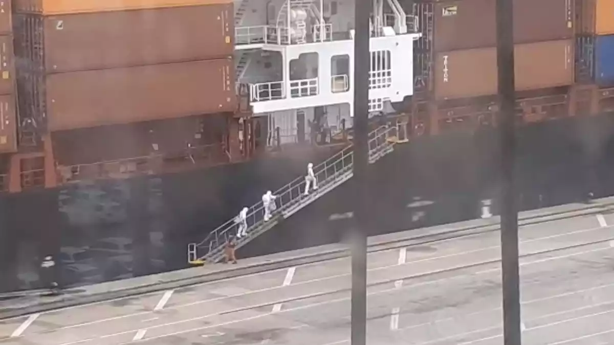 Imatge del personal mèdic pujant al vaixell del Port.