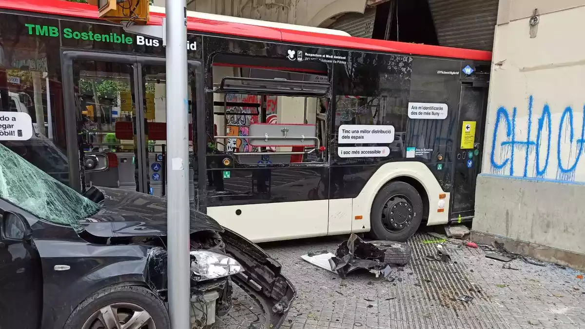 Imatge de l'aparatós accident mortal a Barcelona entre un autobús i un cotxe el 23 d'abril del 2020