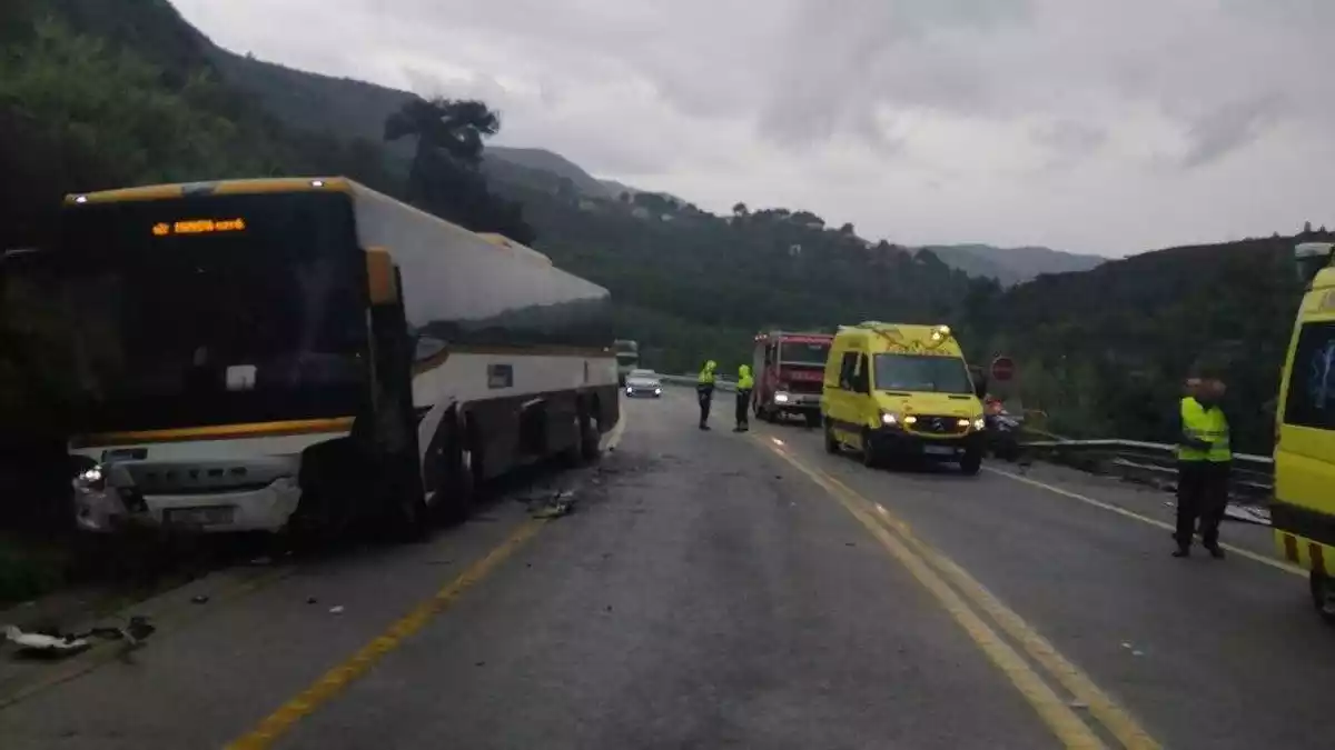 Accident entre un cotxe i un autobús a Monistrol de Montserrat el 20 d'abril de 2020