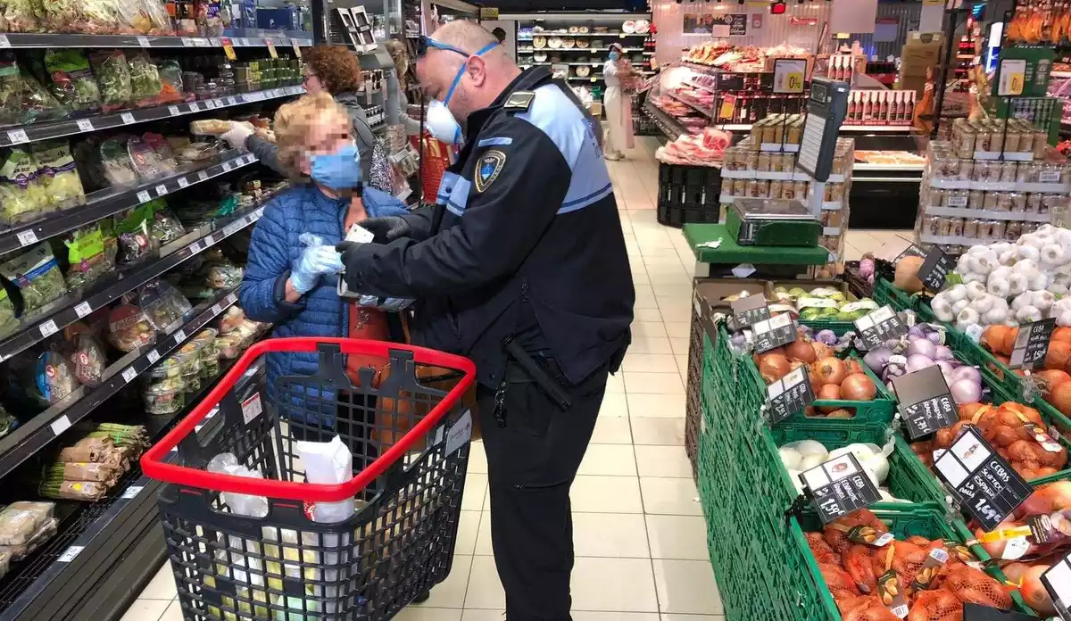 Un policia a dins al supermercat.