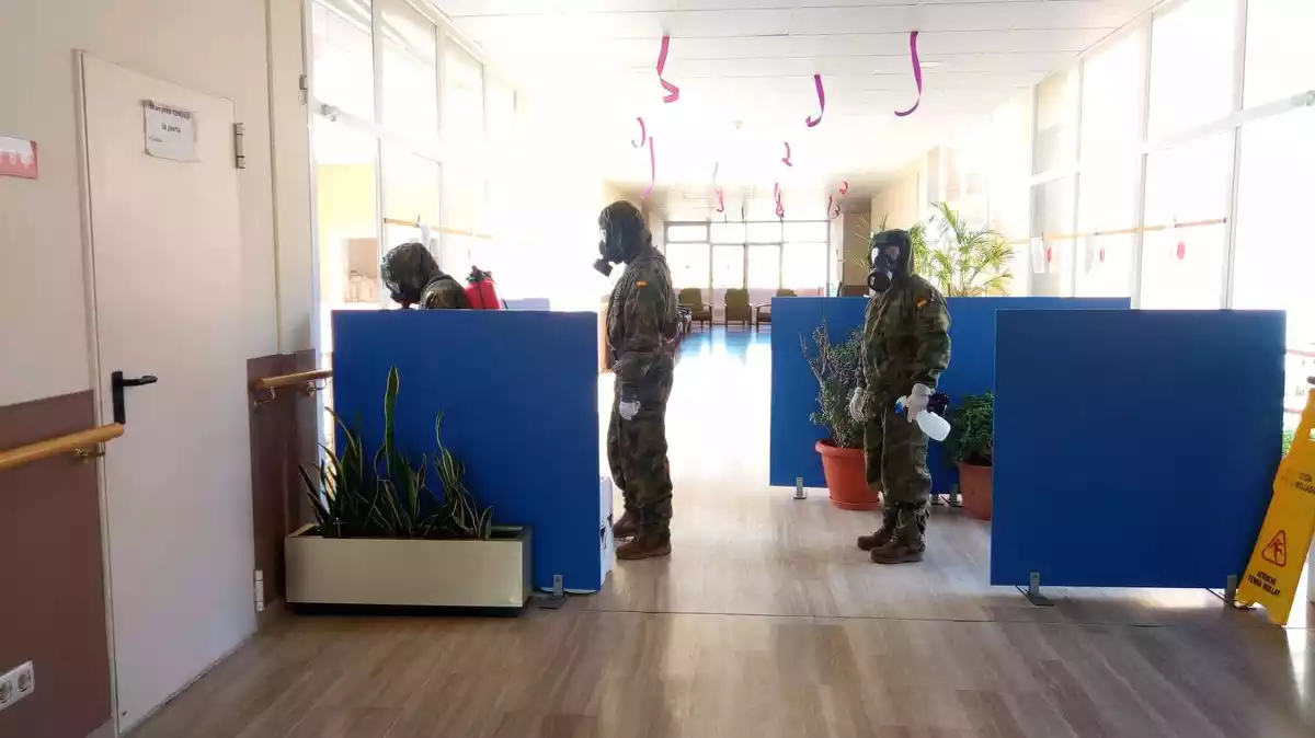Militars de l'exèrcit espanyol a l'interior de la residència Nostrallar dels Pallaresos