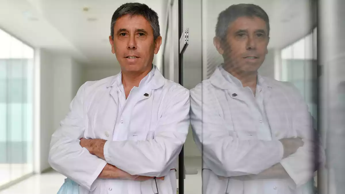El doctor Antoni Castro, recolzar en una paret de vidre de l'interior de l'Hospital Sant Joan
