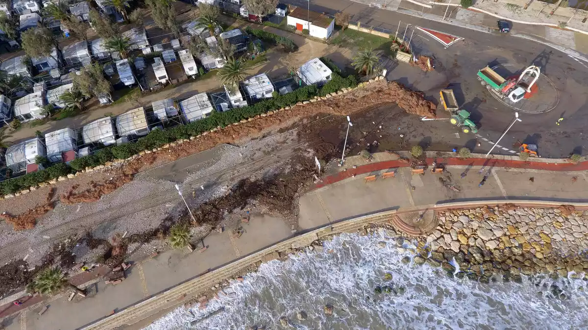 Pla zenital dels danys al passeig marítim de l'Ampolla després del temporal