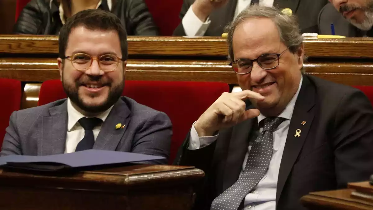 El president de la Generalitat, Quim Torra, i el vicepresident del Govern, Pere Aragonès, durant un ple del Parlament, el 11 de desembre de 2019