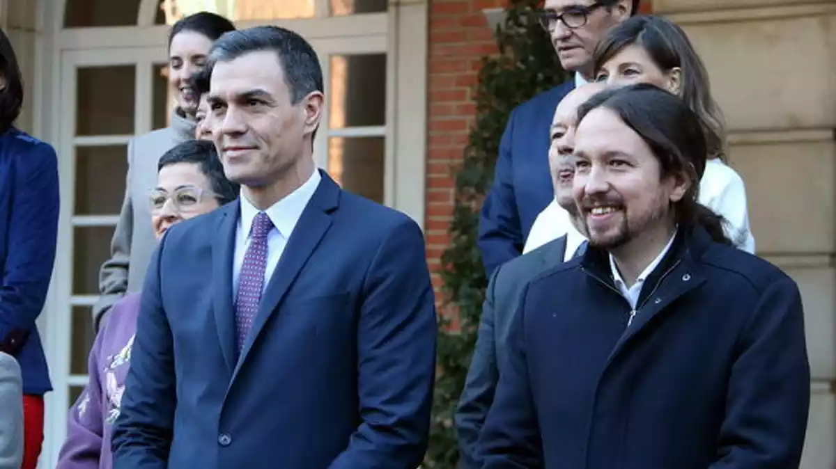 Pedro Sánchez i Pablo Iglesias a la foto de família abans del primer consell de ministres del 20 de gener de 2020