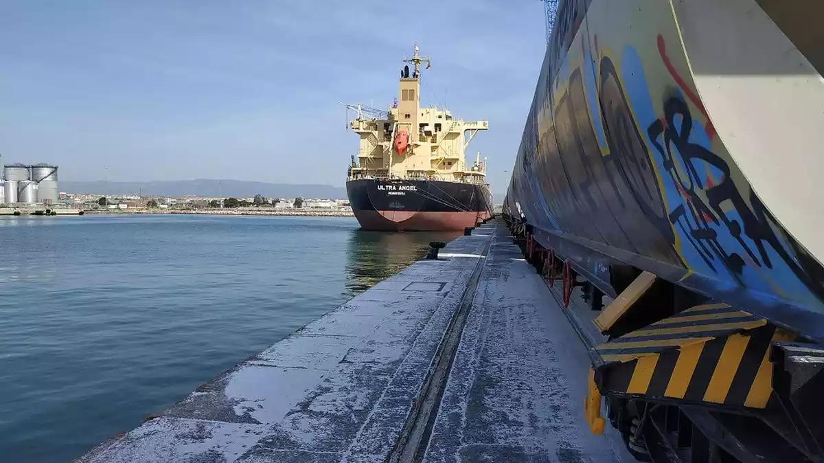 Imatge d'un vaixell de càrrega atracat al Port de Tarragona