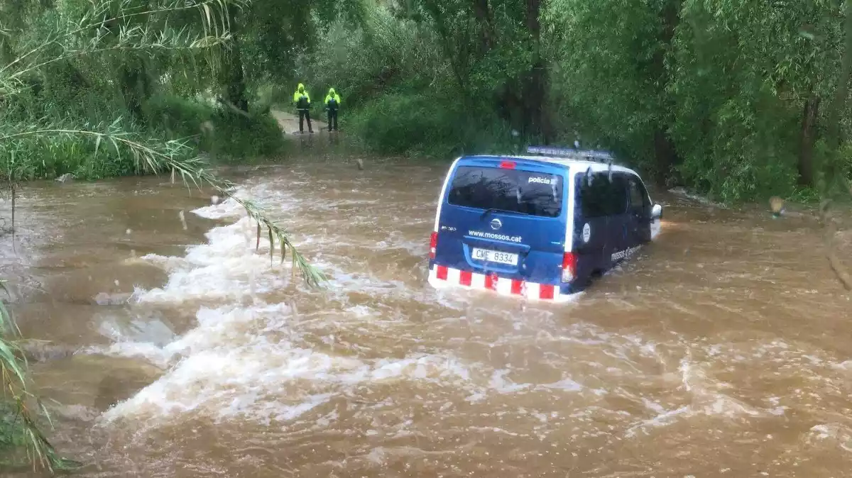 Imatge d'un vehicle dels Mossos d'Esquadra atrapat en una riuada al Vallès el 22 d'abril del 2020