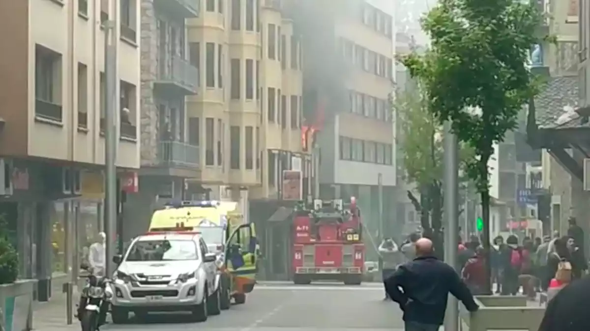 Imatge de l'incendi a l'avinguda Carlemany d'Escaldes