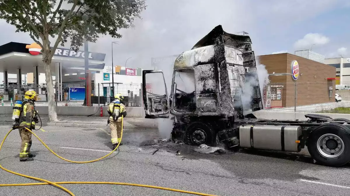 Els Bombers treballant en un incendi a la cabina d'un camió a Vila-seca