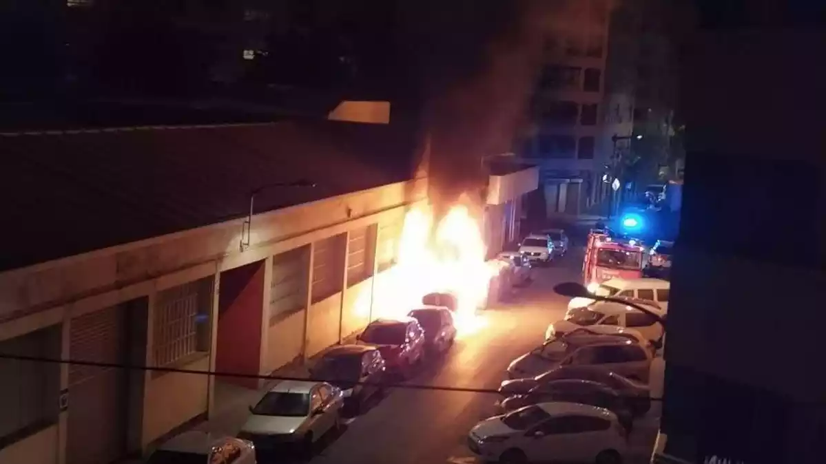 Crema una illa de contenidors durant la nit al carrer Closa de Mestres de Reus