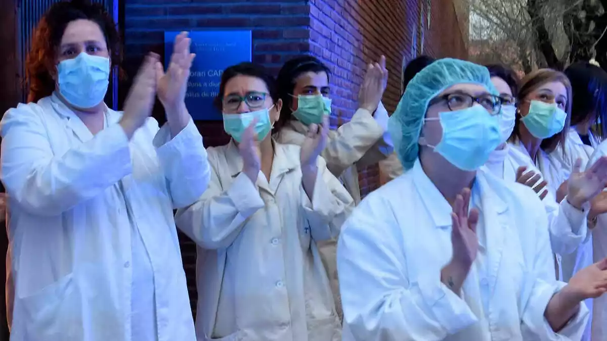 Personal sanitari en un centre d'El Vendrell aplaudint la feina dels companys el 31 de març de 2020