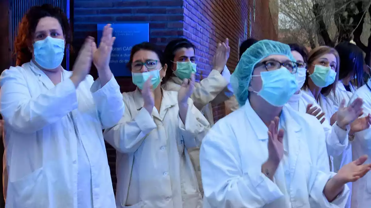 Personal sanitari en un centre d'El Vendrell aplaudint la feina dels companys el 31 de març de 2020