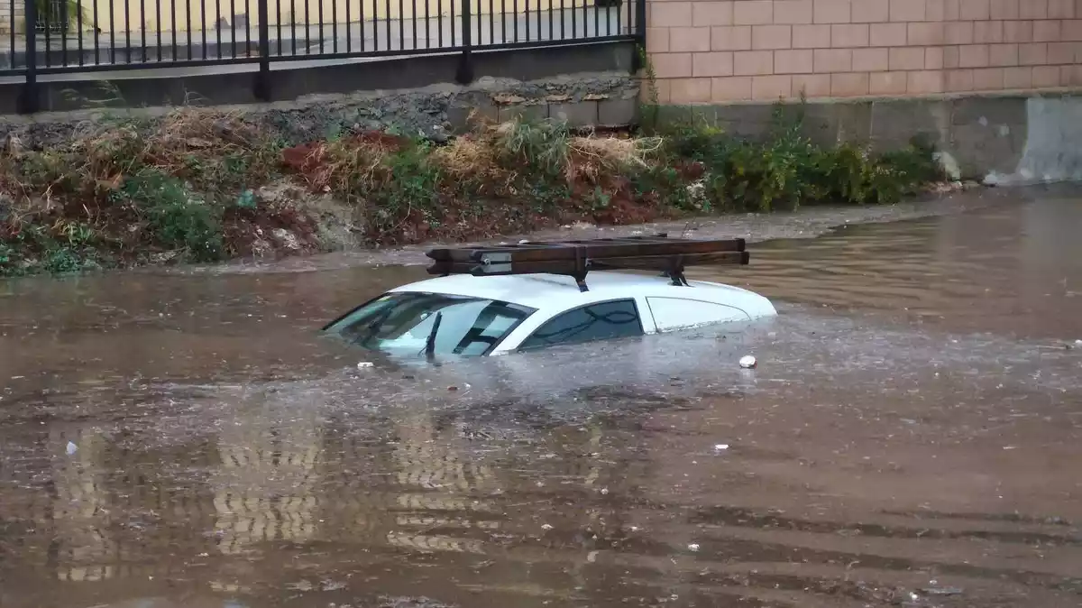 Imatge d'un cotxe atrapat en una inundació