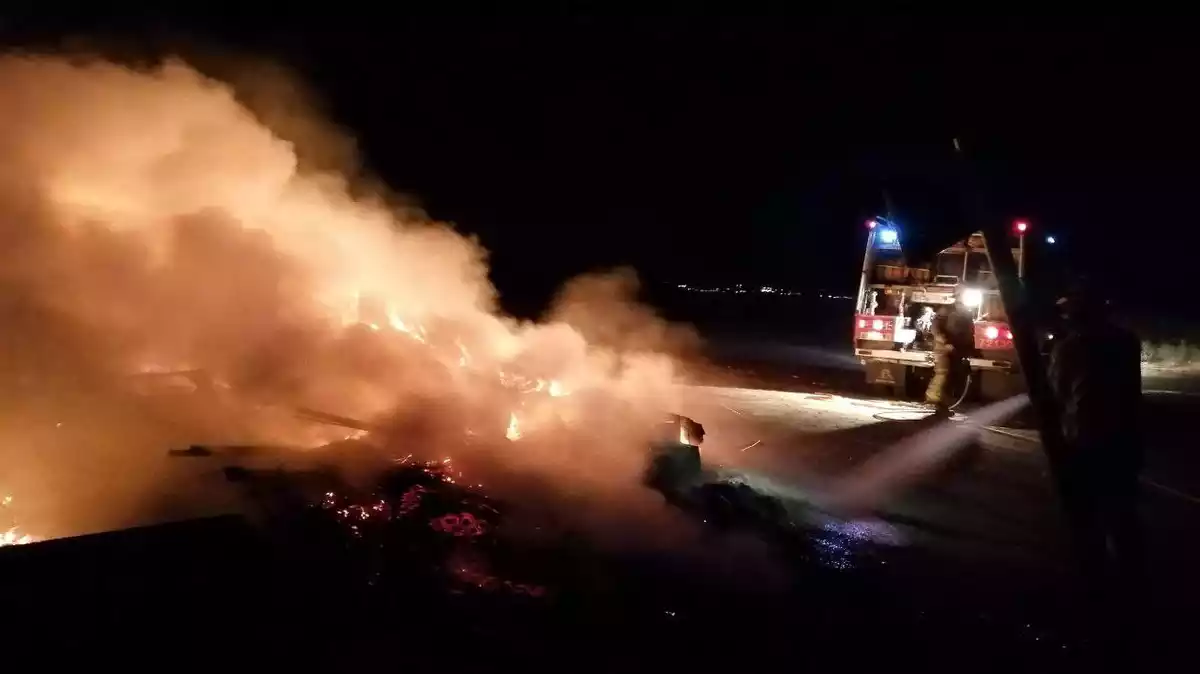 Bombers apaguen un incendi a Amposta