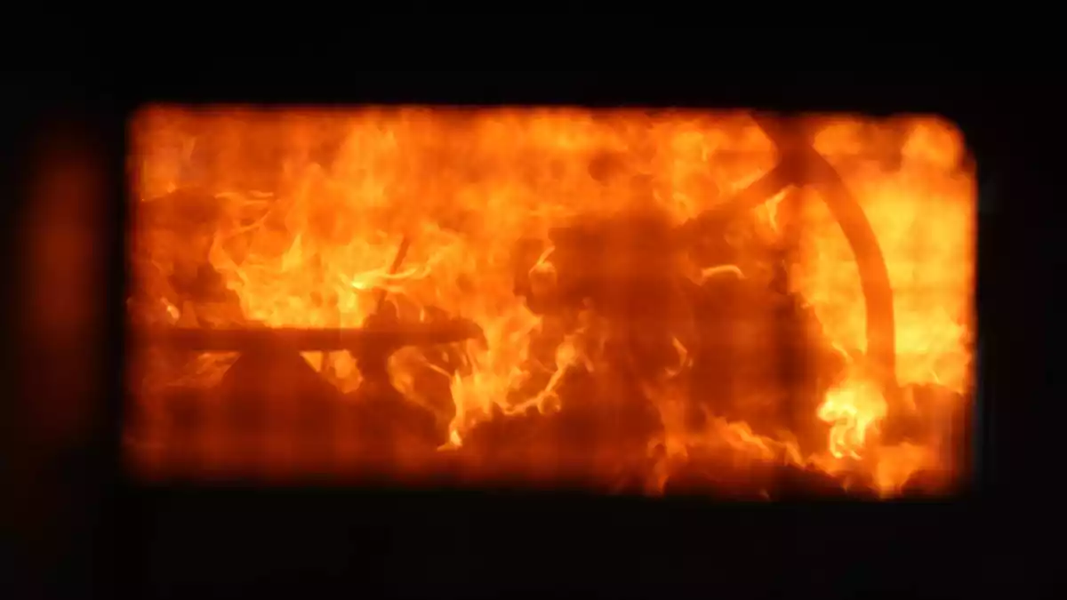 Pla tancat de residus cremant a l'interior d'un forn de la incineradora de Sirusa a Tarragona