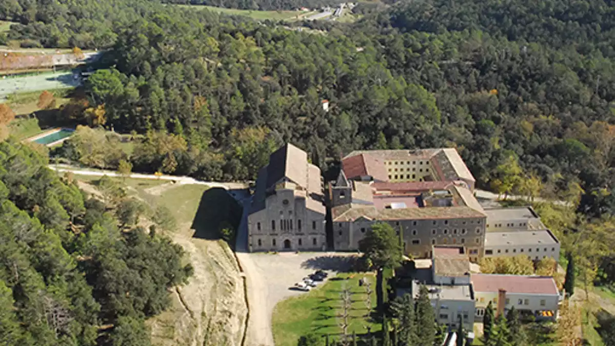 Pla general i vista aèria de les instal·lacions del Collell i el santuari a Sant Ferriol (Garrotxa)