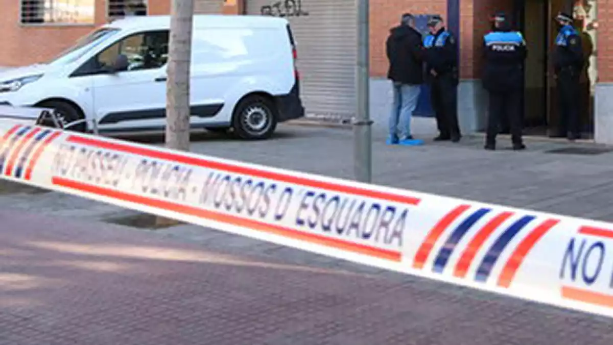 Cordó policial i Mossos d'Esquadra a la porta de l'edifici d'Esplugues on hi ha el domicili on un home ha estat detingut acusat de matar la seva dona i la filla de 3 anys el 6 de gener del 2020.