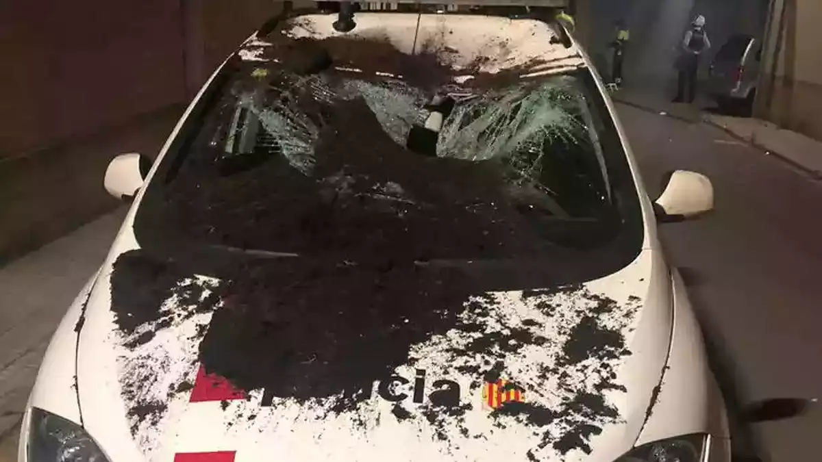 Imatge d'un cotxe dels Mossos d'Esquadra totalment destrossat