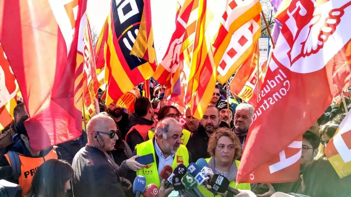 Els portaveus de CCOO i UGT atenen les mitjans davant d'IQOXE, aquest 19 de febrer.