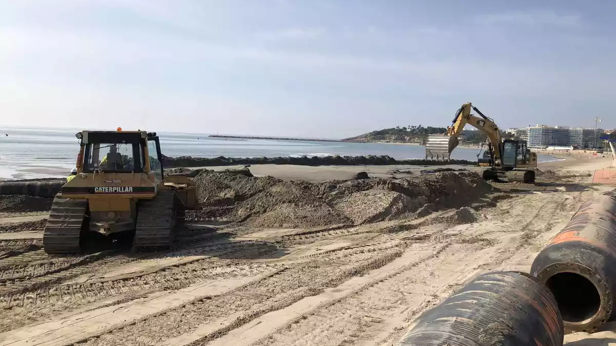 Imatges de les feines de restauració a la platja de la Pineda