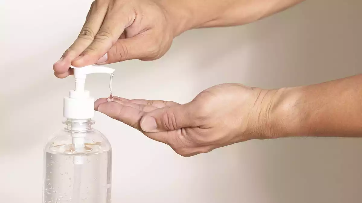Una persona treient sabó de mans d'un pot