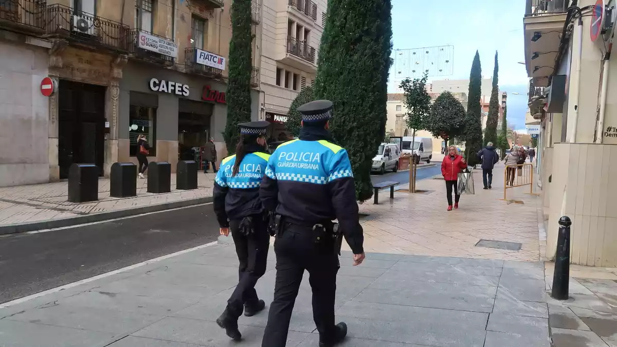 Imatge d'una patrulla de la Guàrdia Urbana passejant pel carrer Sant Joan de Reus