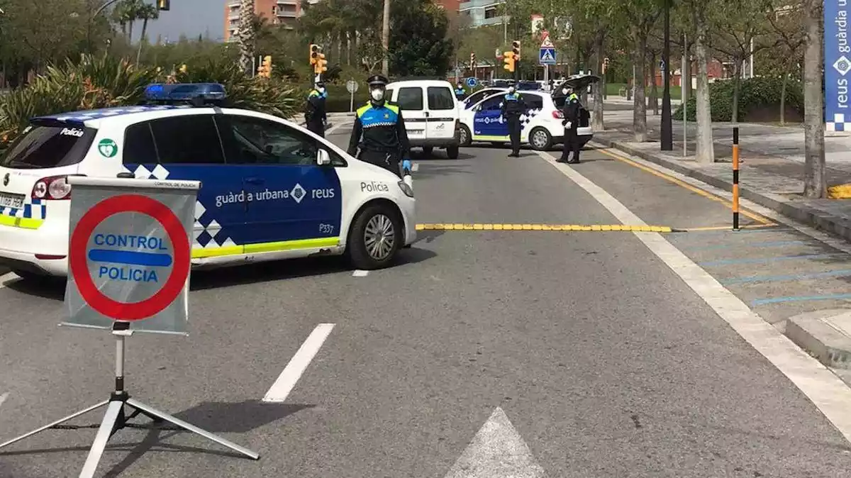 Imatge d'un control policial de la Guàrdia Urbana de Reus durant l'estat d'alarma