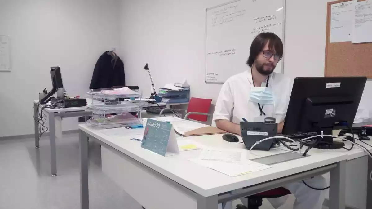 Javier Flores treballa al seu despatx de l'Hospital Sant Joan de Reus