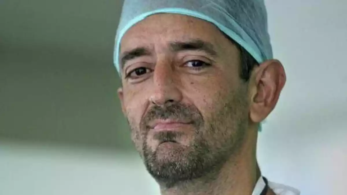Imagen de archivo del doctor Pedro Cavadas con el traje médico