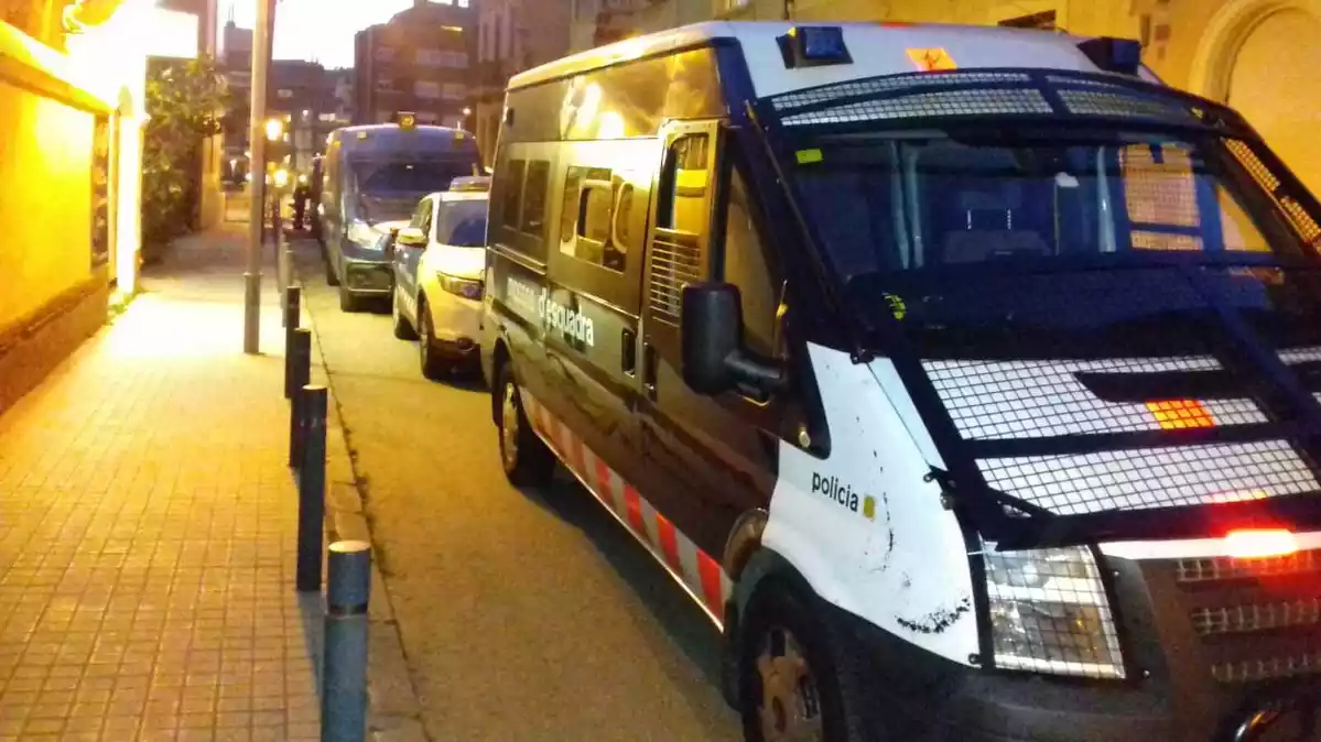 Furgons de Mossos d'Esquadra aparcats a Sarrià, Barcelona